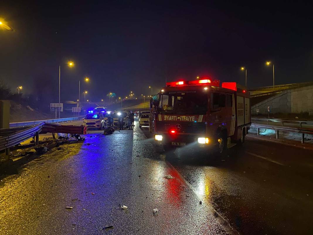 İstanbul Çekmeköy'de feci kaza! Otomobil bariyere çarptı, motoru yola fırladı: Ağır yaralılar var 2