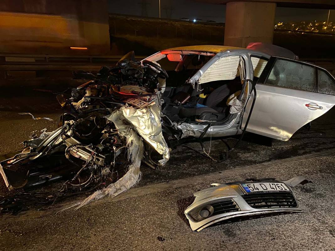 İstanbul Çekmeköy'de feci kaza! Otomobil bariyere çarptı, motoru yola fırladı: Ağır yaralılar var 5