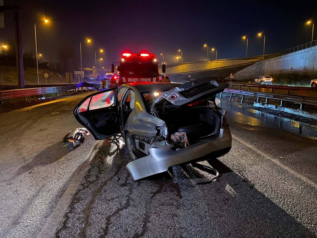 İstanbul Çekmeköy'de feci kaza! Otomobil bariyere çarptı, motoru yola fırladı: Ağır yaralılar var 6