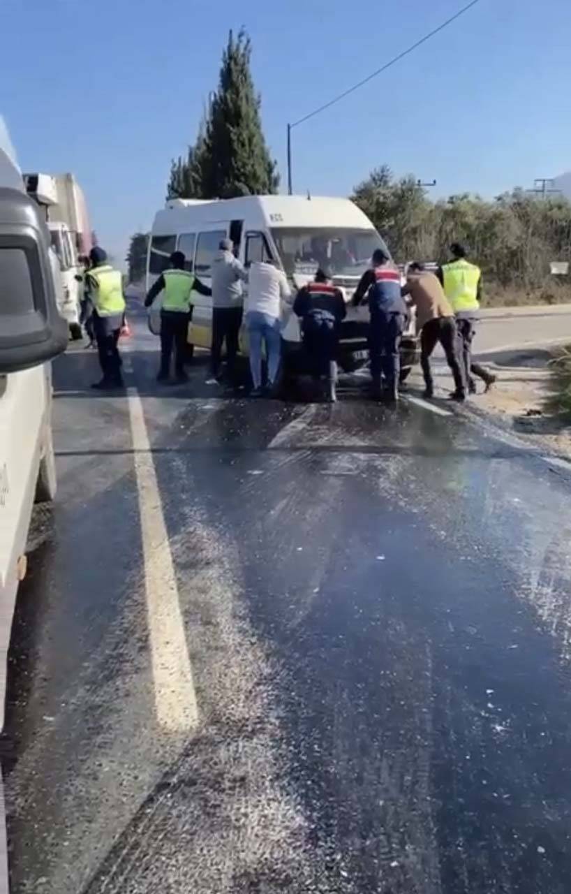 Bursa İznik'te kaza! Minibüs ile otomobil çarpıştı: Yaralılar var 3