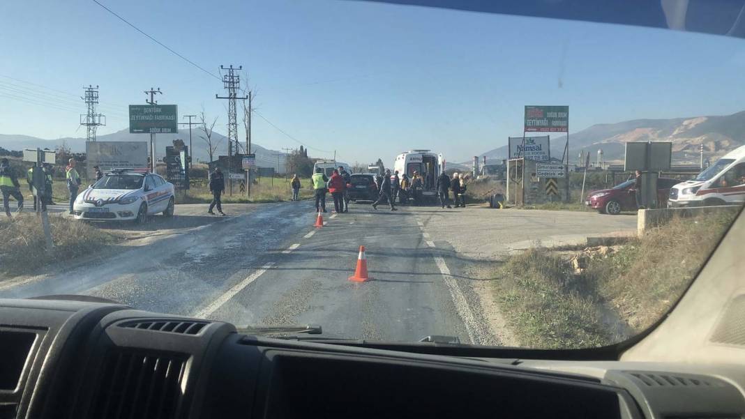 Bursa İznik'te kaza! Minibüs ile otomobil çarpıştı: Yaralılar var 4