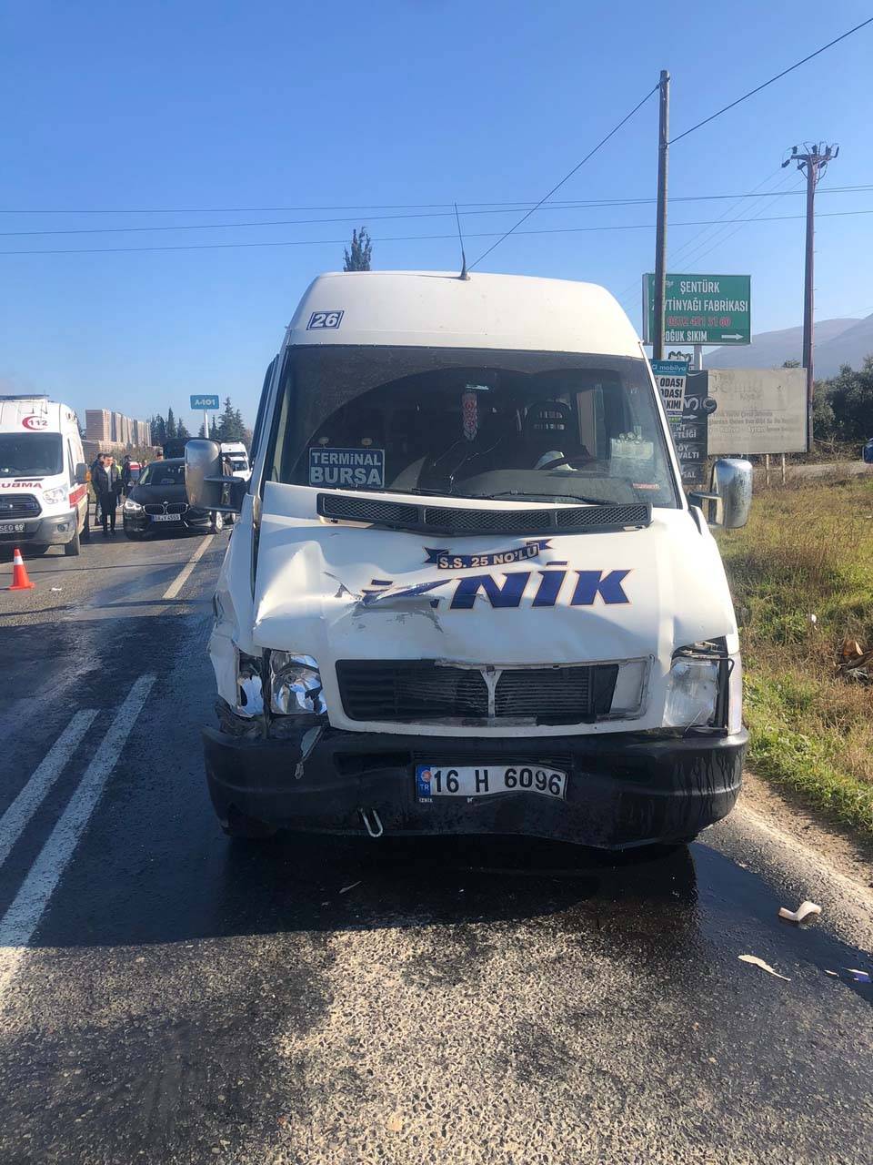 Bursa İznik'te kaza! Minibüs ile otomobil çarpıştı: Yaralılar var 6