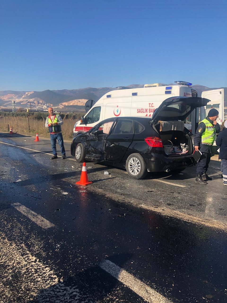 Bursa İznik'te kaza! Minibüs ile otomobil çarpıştı: Yaralılar var 7