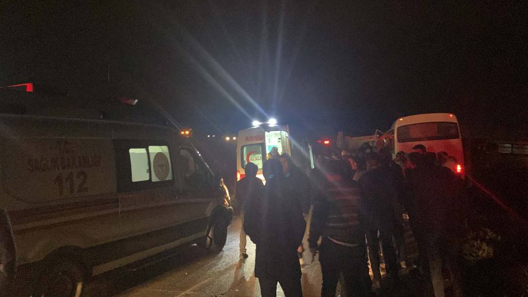 Tekirdağ Çorlu'da can pazarı! Kamyonet ile işçileri taşıyan minibüs kafa kafaya çapıştı: Ölü ve çok sayıda yaralı var 5