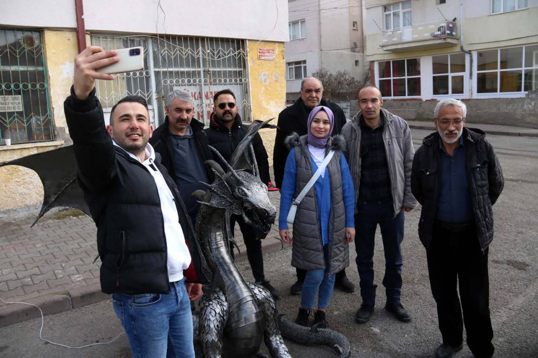 Görenler gözlerine inanamıyor! 4 ay uğraşıp alev püskürten ejderha tasarladı 10