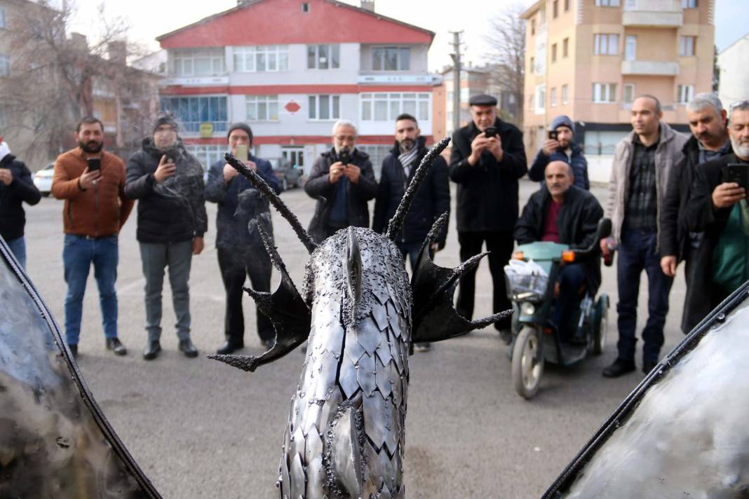 Görenler gözlerine inanamıyor! 4 ay uğraşıp alev püskürten ejderha tasarladı 4