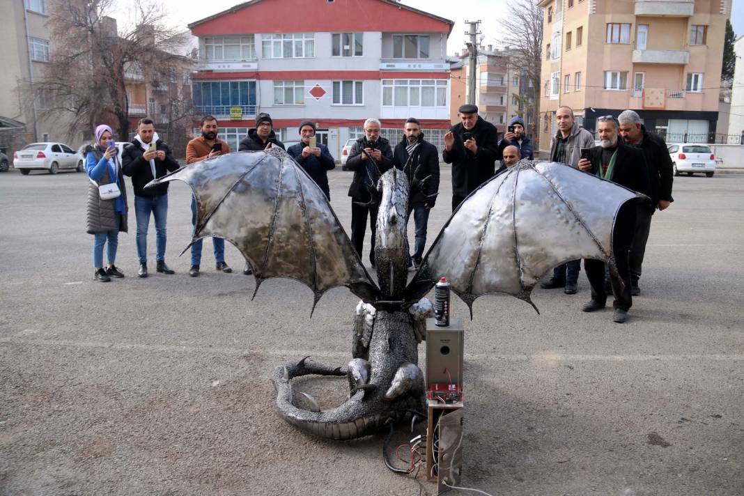 Görenler gözlerine inanamıyor! 4 ay uğraşıp alev püskürten ejderha tasarladı 5