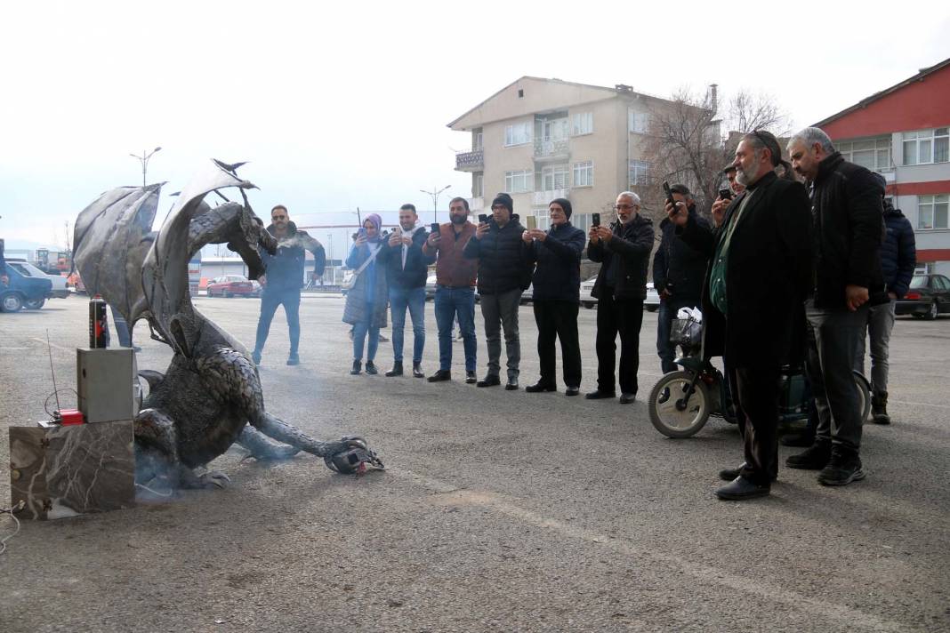 Görenler gözlerine inanamıyor! 4 ay uğraşıp alev püskürten ejderha tasarladı 6