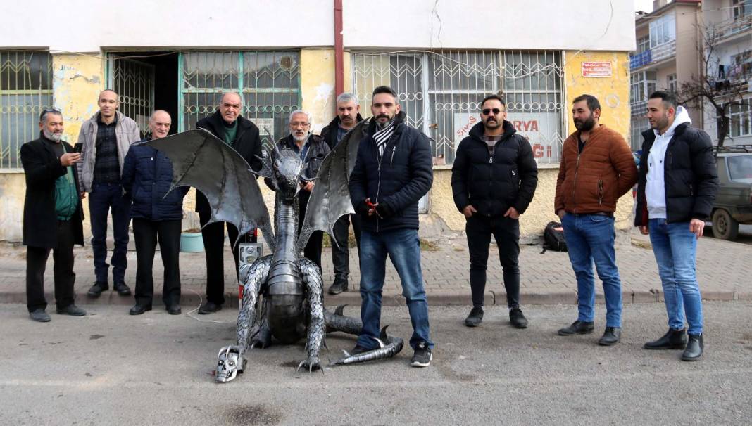 Görenler gözlerine inanamıyor! 4 ay uğraşıp alev püskürten ejderha tasarladı 7