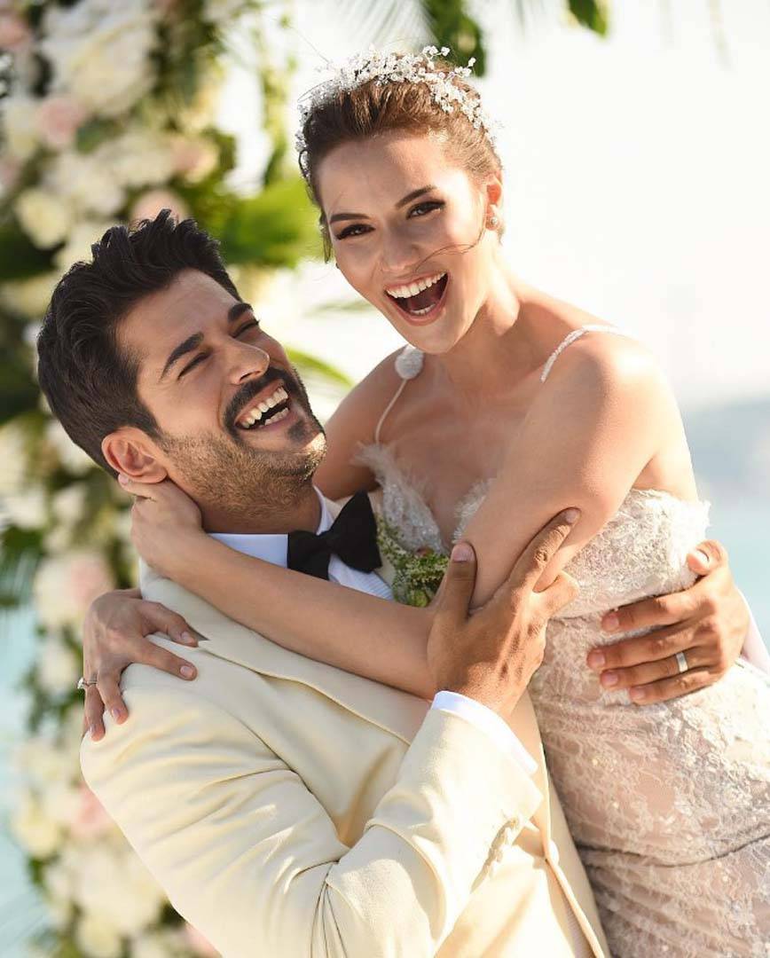 Fahriye Evcen ve Burak Özçivit çiftinden güzel haber! Karan abi oldu 3