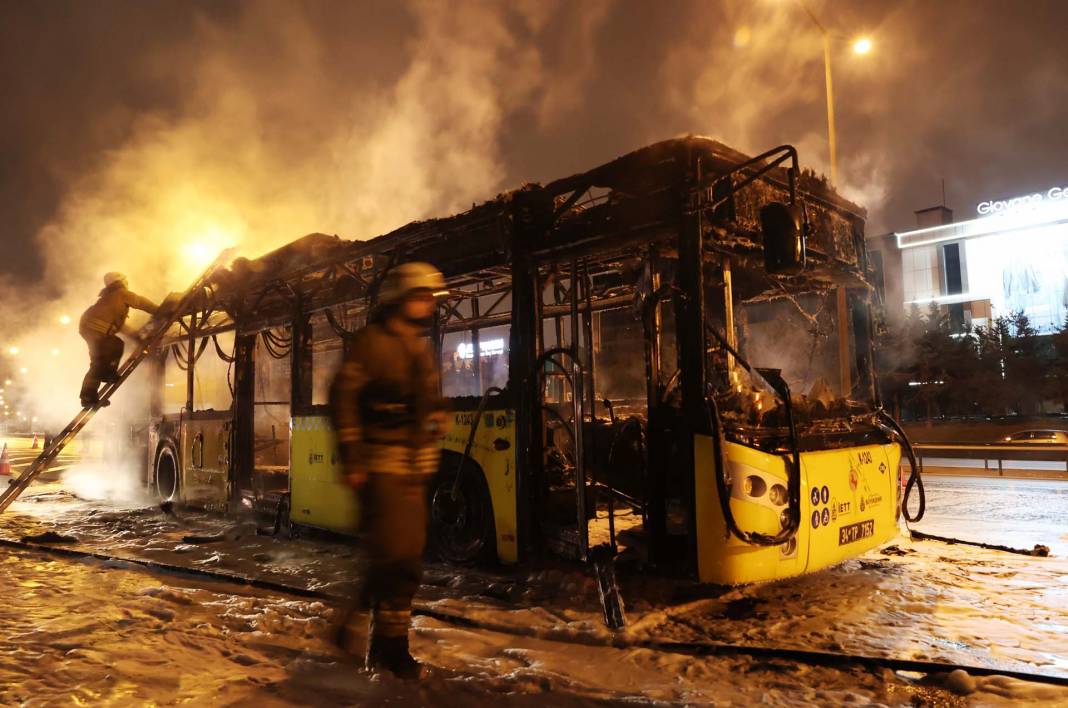 Facianın eşiğinden dönüldü! Sultangazi'de İETT otobüsü alev alev yandı 1