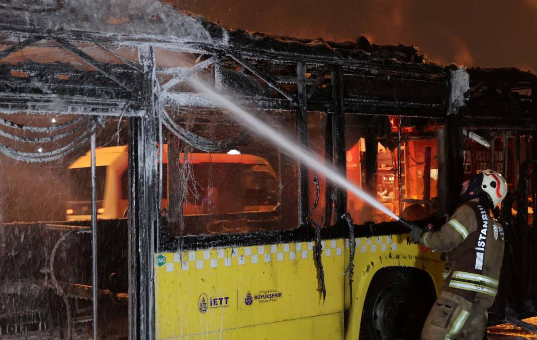 Facianın eşiğinden dönüldü! Sultangazi'de İETT otobüsü alev alev yandı 2