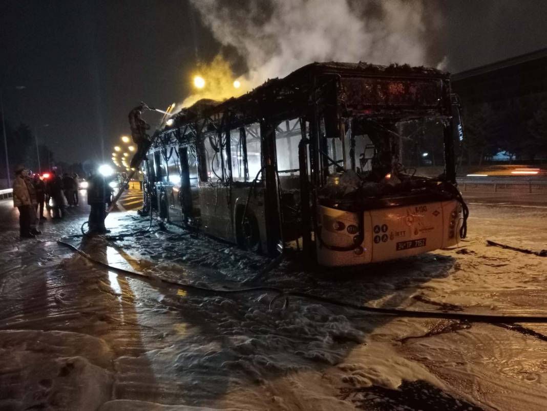 Facianın eşiğinden dönüldü! Sultangazi'de İETT otobüsü alev alev yandı 8