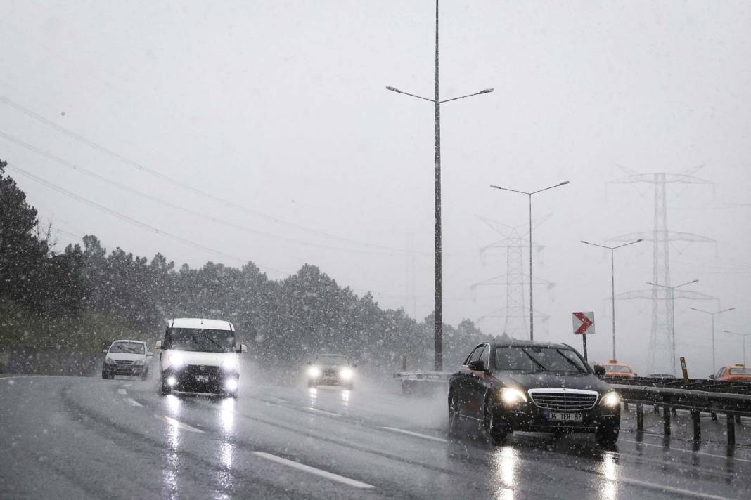 İstanbul'da kar yağışı başladı! O ilçeler beyaz örtüyle kaplandı 2