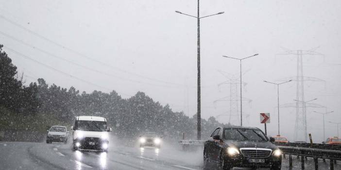 İstanbul'da kar yağışı başladı! O ilçeler beyaz örtüyle kaplandı