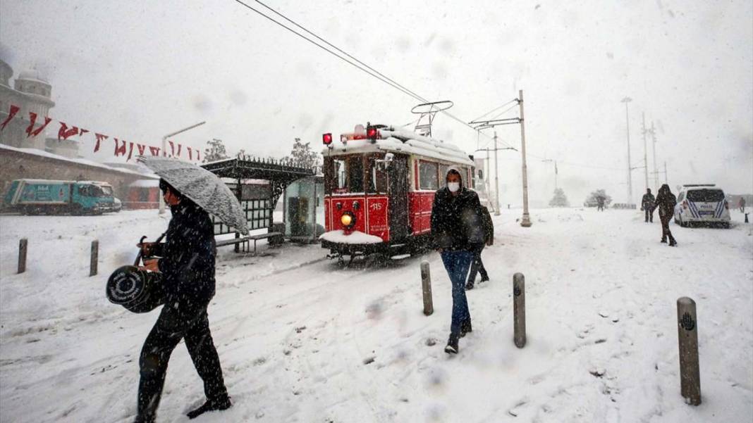 Uzman isimden İstanbullulara kar yağışı uyarısı: "Pazar evinizde oturun, hatta pazartesi, salı, çarşamba kar var" 1