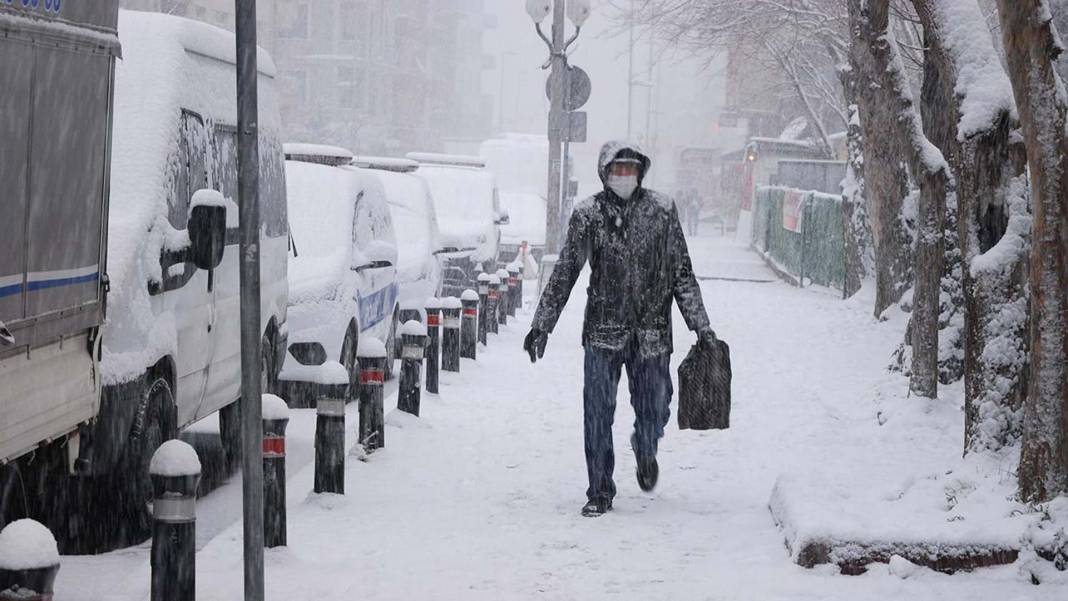 Uzman isimden İstanbullulara kar yağışı uyarısı: "Pazar evinizde oturun, hatta pazartesi, salı, çarşamba kar var" 2