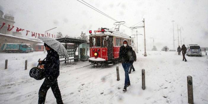 Uzman isimden İstanbullulara kar yağışı uyarısı: "Pazar evinizde oturun, hatta pazartesi, salı, çarşamba kar var"