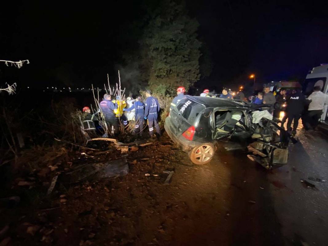 Kocaeli Kartepe'de feci kaza! İki otomobil kafa kafaya çarpıştı: 1'i ağır 6 yaralı 1