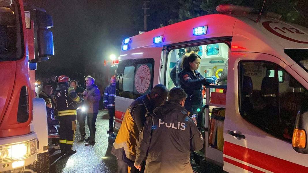 Kocaeli Kartepe'de feci kaza! İki otomobil kafa kafaya çarpıştı: 1'i ağır 6 yaralı 10