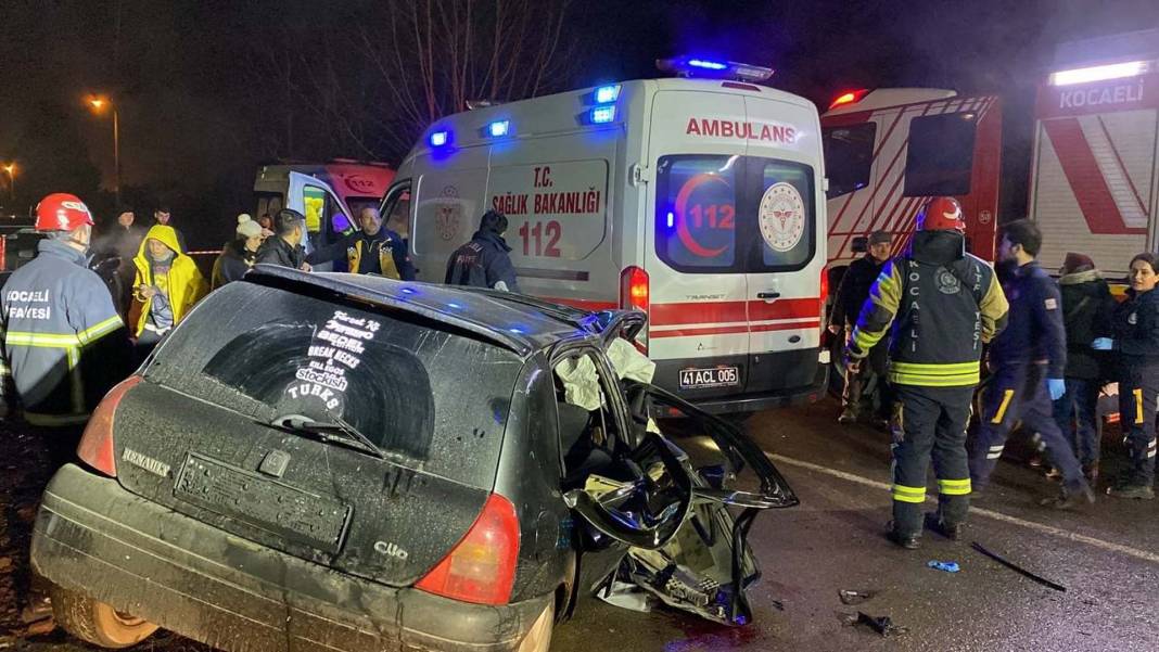 Kocaeli Kartepe'de feci kaza! İki otomobil kafa kafaya çarpıştı: 1'i ağır 6 yaralı 12