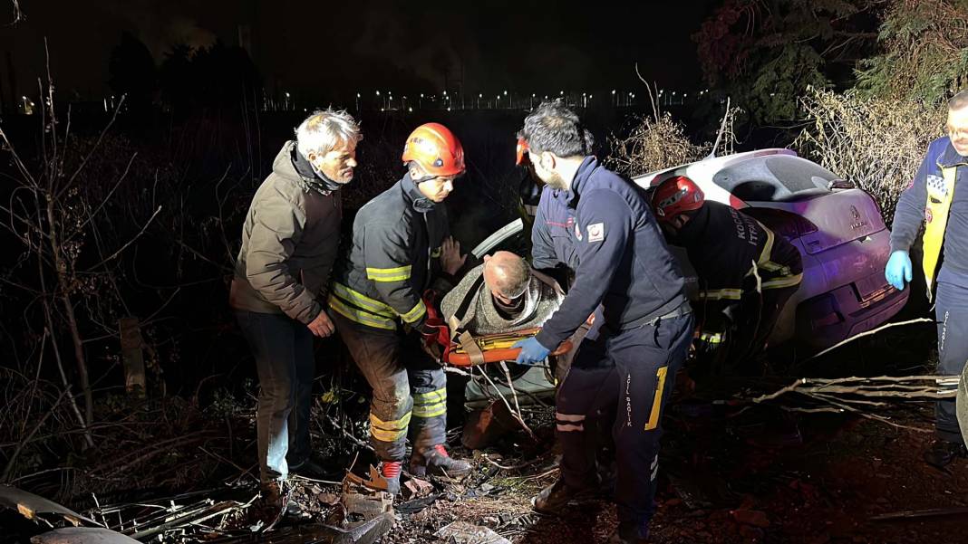 Kocaeli Kartepe'de feci kaza! İki otomobil kafa kafaya çarpıştı: 1'i ağır 6 yaralı 2