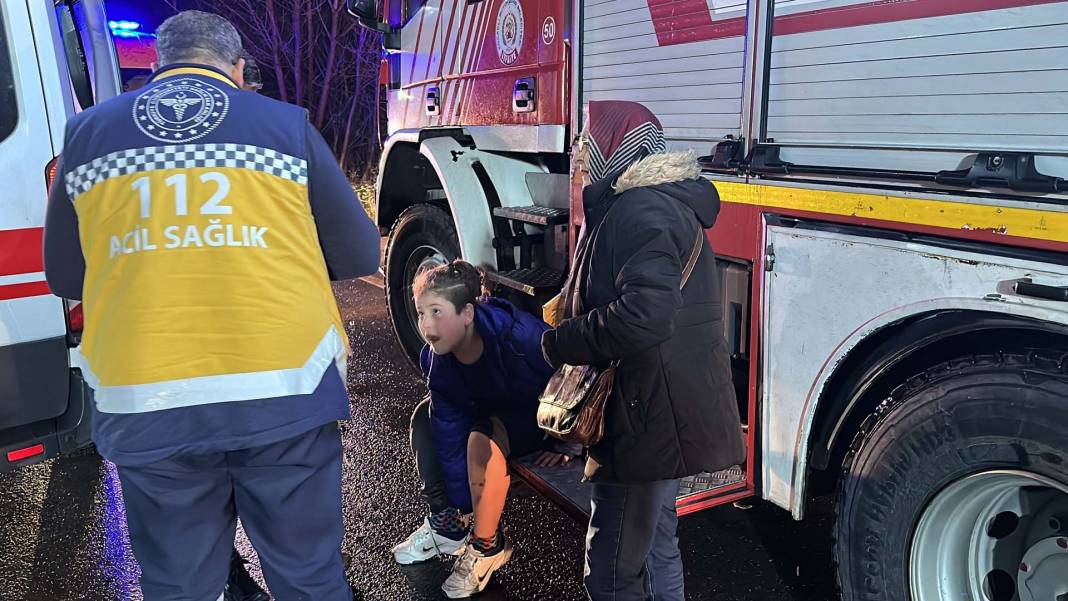 Kocaeli Kartepe'de feci kaza! İki otomobil kafa kafaya çarpıştı: 1'i ağır 6 yaralı 5