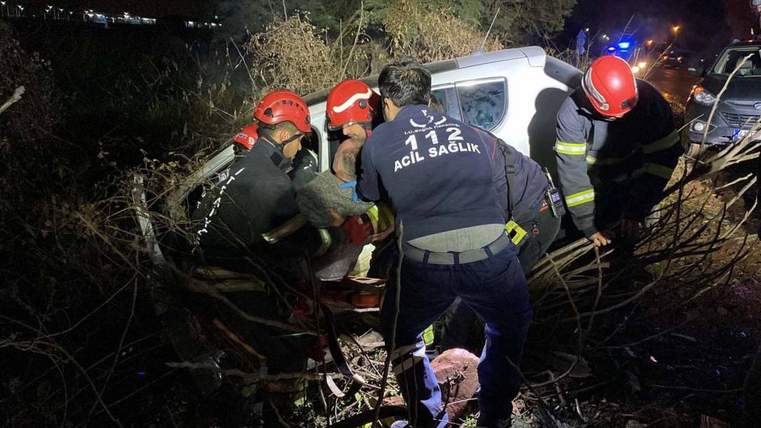 Kocaeli Kartepe'de feci kaza! İki otomobil kafa kafaya çarpıştı: 1'i ağır 6 yaralı 8