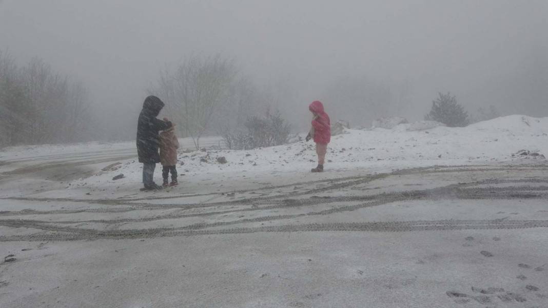 Meteoroloji Genel Müdürlüğü'nden İstanbul için yoğun kar yağışı uyarısı! Buzlanma, don, tipi şeklinde kar etkili olacak! 4