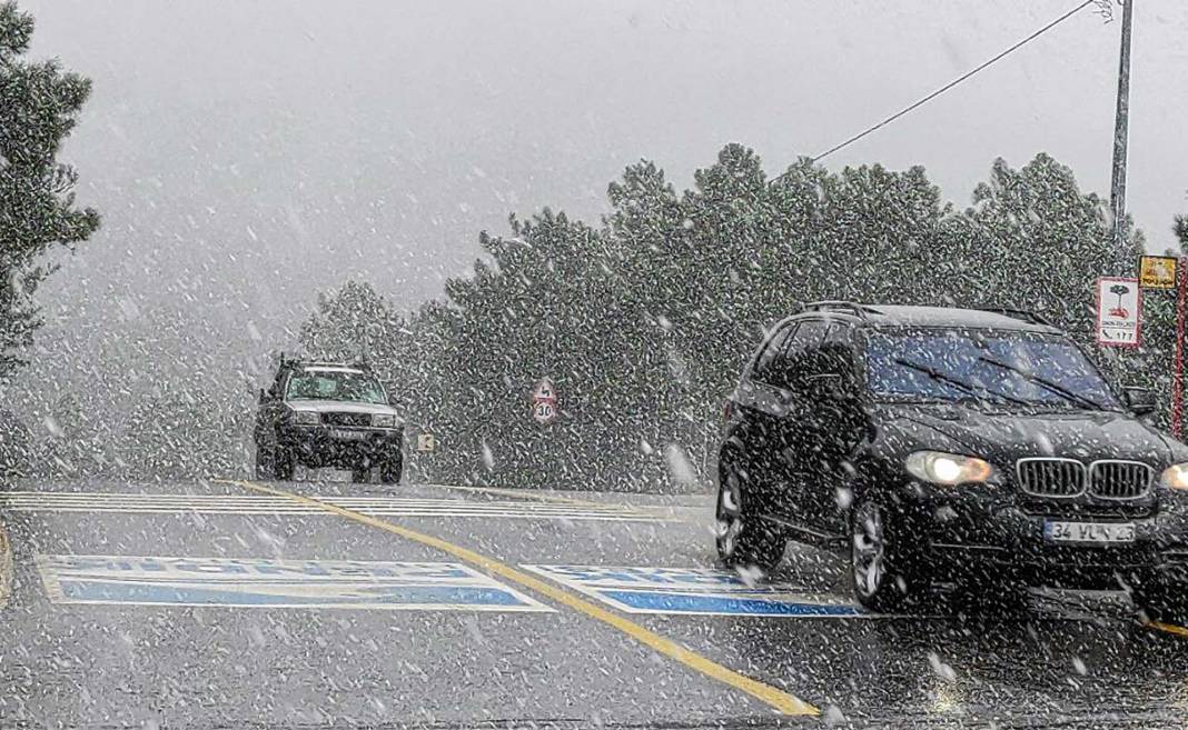 Meteoroloji Genel Müdürlüğü'nden İstanbul için yoğun kar yağışı uyarısı! Buzlanma, don, tipi şeklinde kar etkili olacak! 5