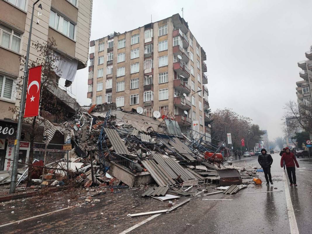 7.4 büyüklüğünde deprem! İşte Kahramanmaraş'taki son durumu gösteren fotoğraflar... 39