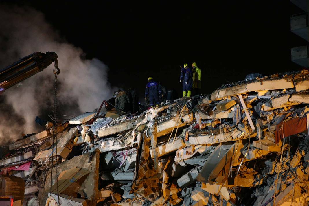 Kahramanmaraş depremi: Osmaniye'deki bir kişi, 26 saat sonra enkazdan sağ olarak çıkarıldı 3