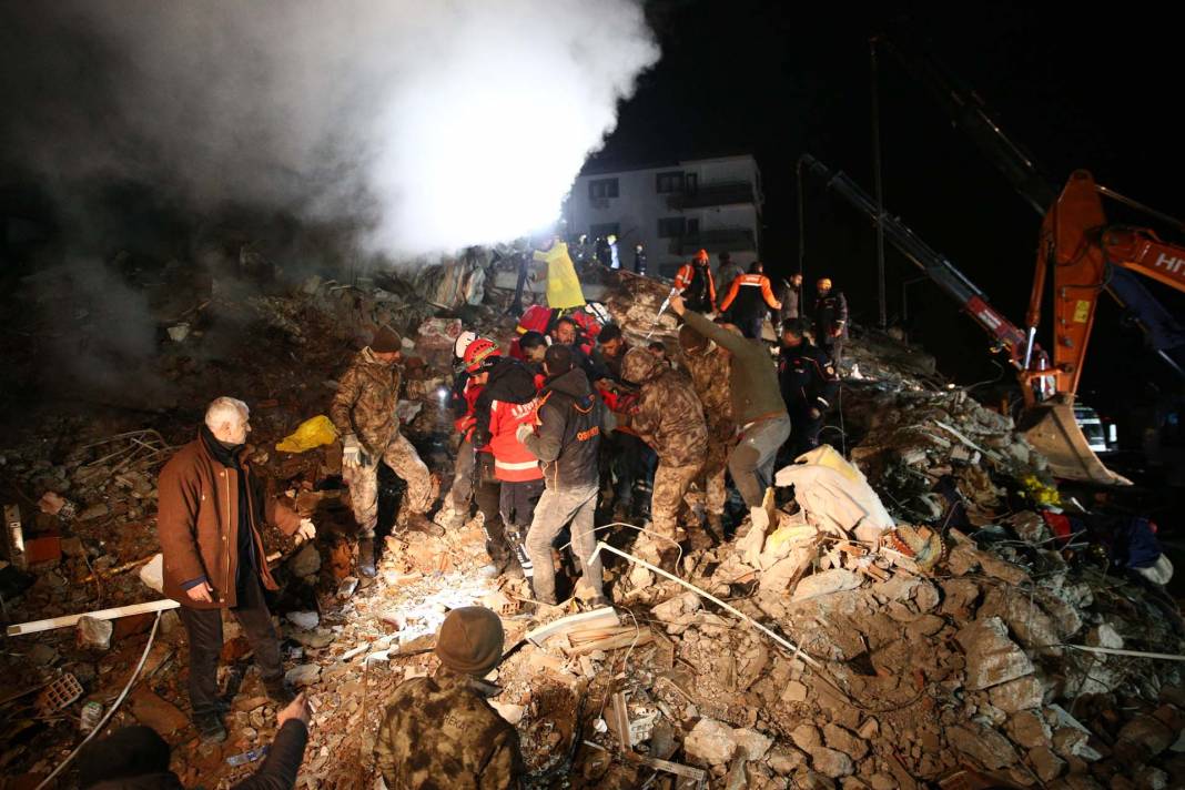 Kahramanmaraş depremi: Osmaniye'deki bir kişi, 26 saat sonra enkazdan sağ olarak çıkarıldı 9