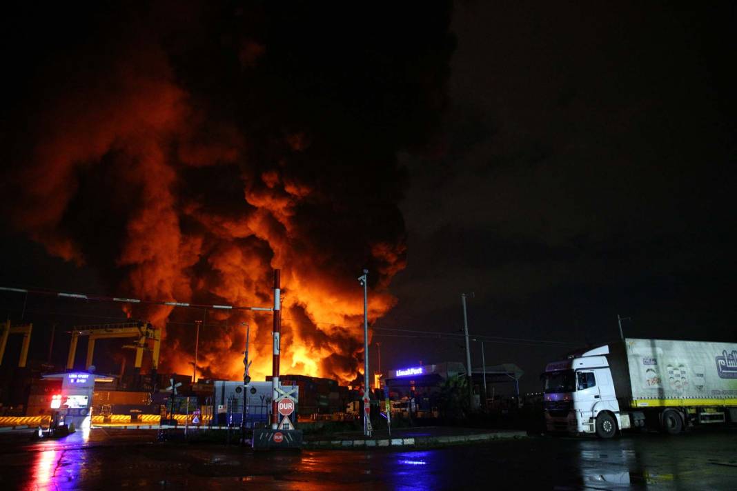 İskenderun Limanı'nda konteynerler devrildi: Yangın çıktı 1