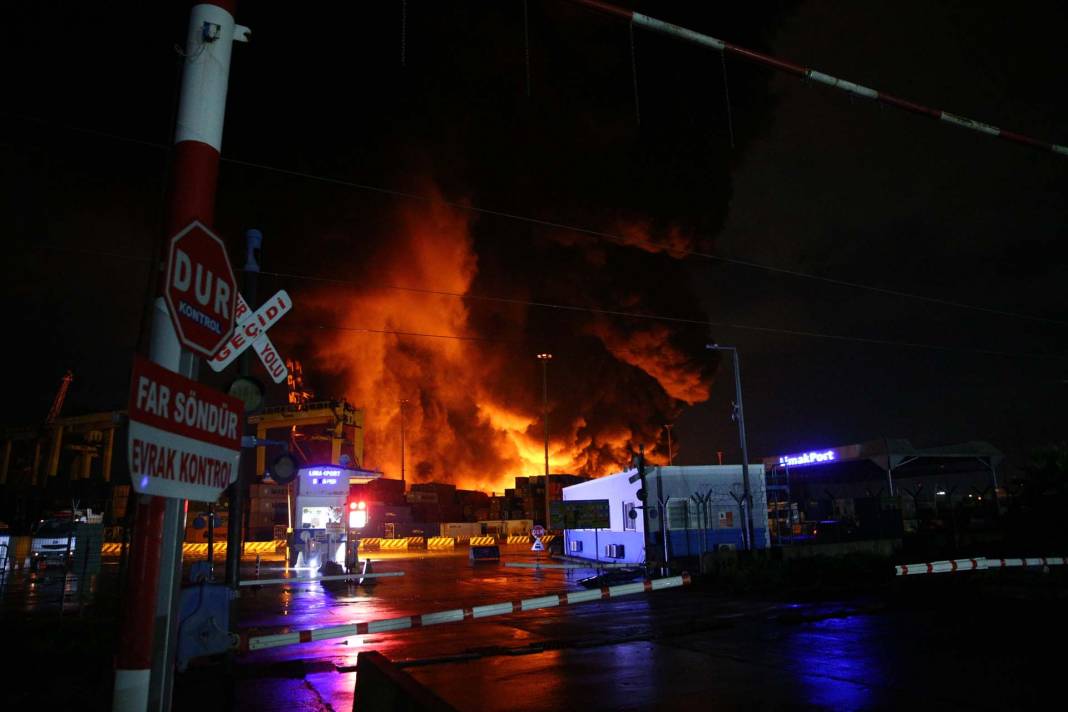 İskenderun Limanı'nda konteynerler devrildi: Yangın çıktı 10