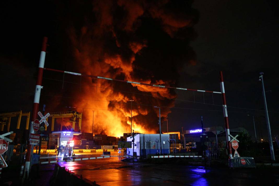 İskenderun Limanı'nda konteynerler devrildi: Yangın çıktı 11