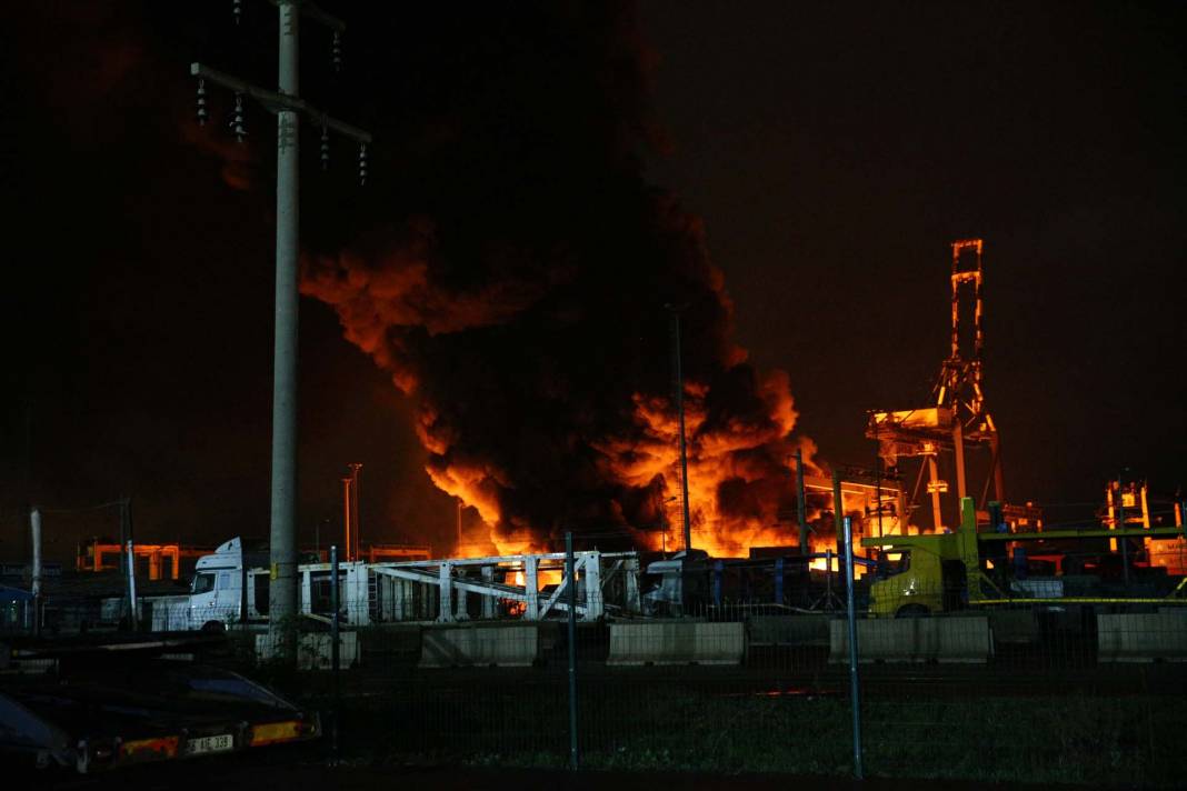 İskenderun Limanı'nda konteynerler devrildi: Yangın çıktı 12