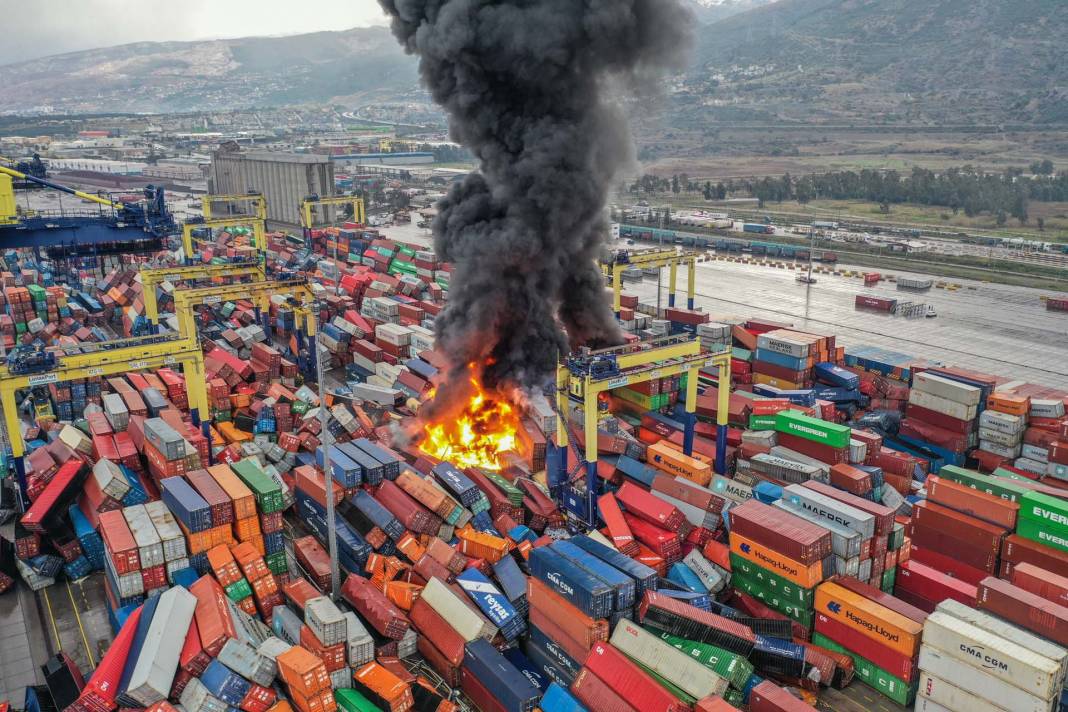 İskenderun Limanı'nda konteynerler devrildi: Yangın çıktı 6