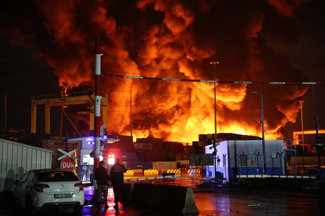 İskenderun Limanı'nda konteynerler devrildi: Yangın çıktı 8