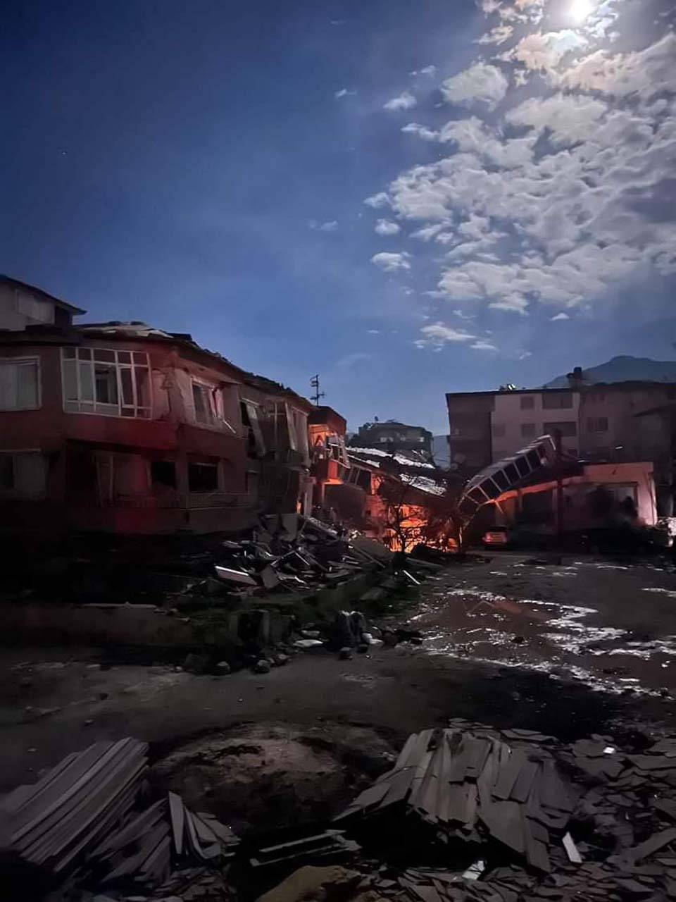 Hatay'dan yeni görüntüler geldi! Parçalanan bisiklet detayı görenlerin yüreğini burktu 15