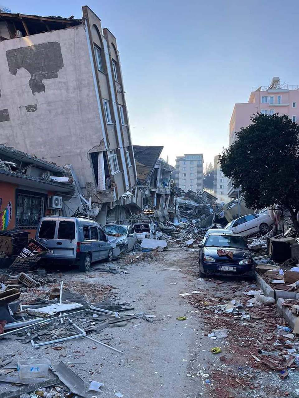 Hatay'dan yeni görüntüler geldi! Parçalanan bisiklet detayı görenlerin yüreğini burktu 4