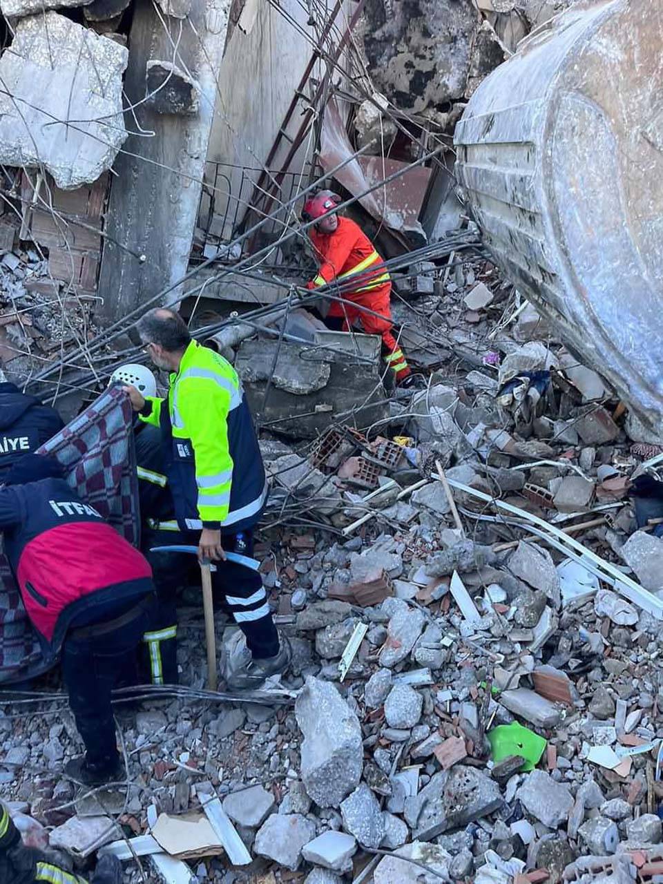 Hatay'dan yeni görüntüler geldi! Parçalanan bisiklet detayı görenlerin yüreğini burktu 8