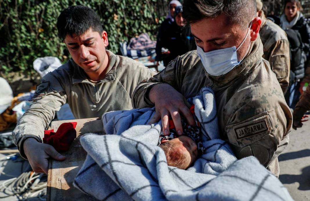 20 günlük Kerem bebek yeniden doğdu! Hatay'daki deprem enkazından sağ çıkarıldı 10