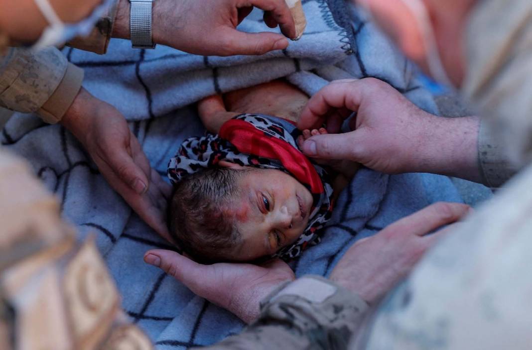 20 günlük Kerem bebek yeniden doğdu! Hatay'daki deprem enkazından sağ çıkarıldı 12