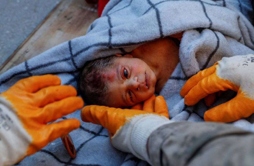 20 günlük Kerem bebek yeniden doğdu! Hatay'daki deprem enkazından sağ çıkarıldı 8