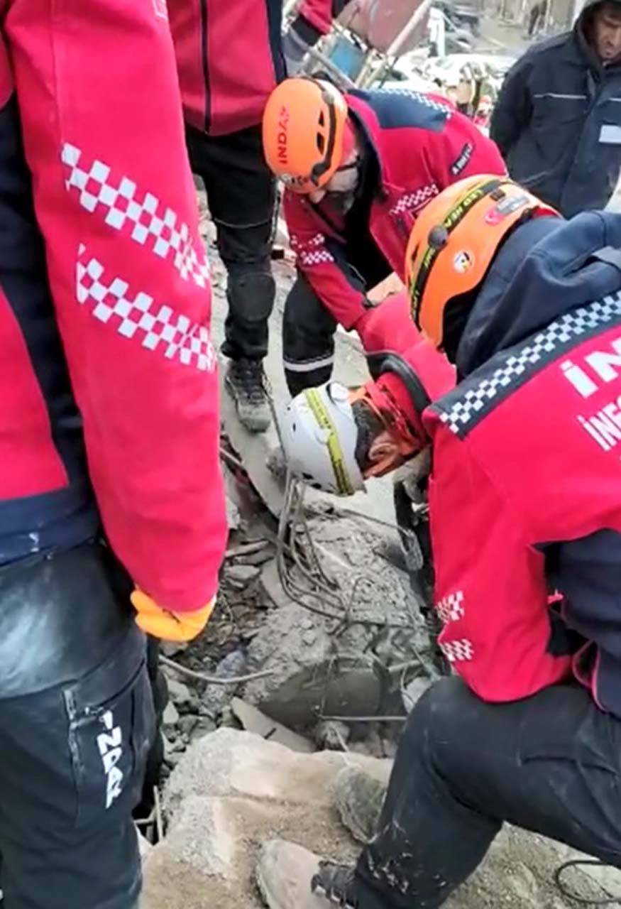 Depremin yıktığı Kahramanmaraş'ta mücadele sürüyor: Bir yanda enkazdan çıkanlar diğer yanda yıkılmış bir şehir! İşte Kahramanmaraş'taki görüntüler... 4