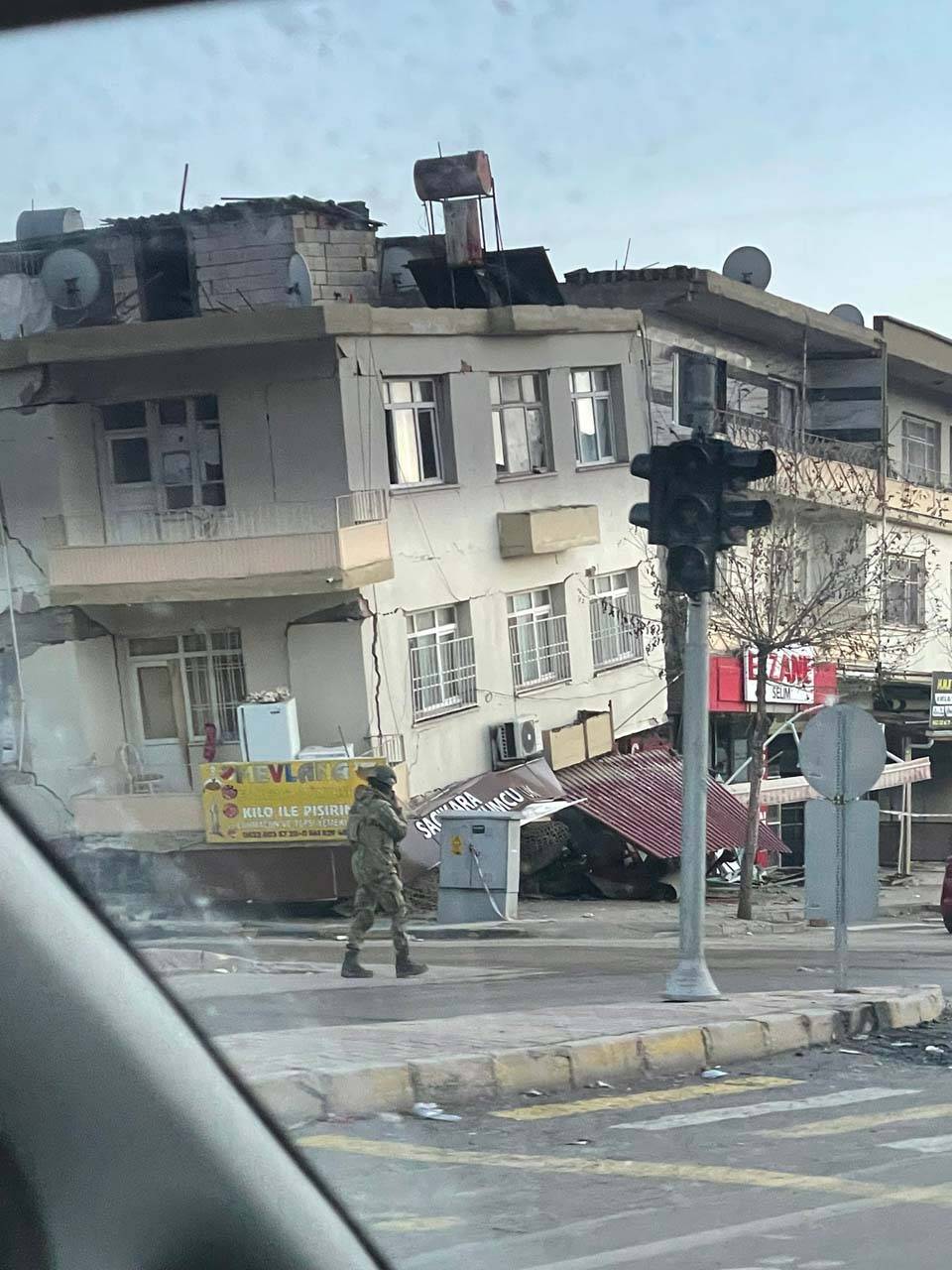 Umutlar tükeniyor! Gaziantep'ten gelen yeni görüntüler yürekleri acıttı! İslahiye'de binalar ve evler yıkıldı! 2