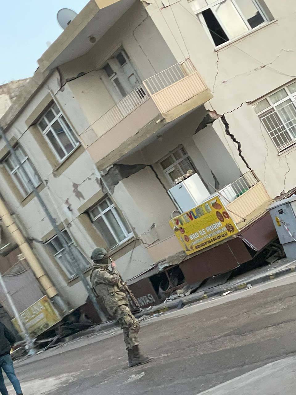 Umutlar tükeniyor! Gaziantep'ten gelen yeni görüntüler yürekleri acıttı! İslahiye'de binalar ve evler yıkıldı! 3