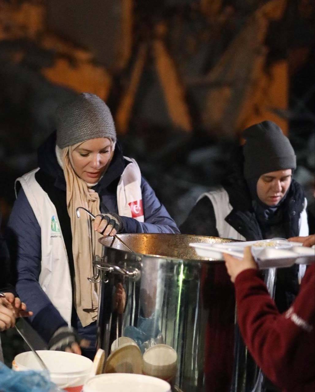 Gamze Özçelik deprem bölgesinde sıcak yemek dağıttı: "Birlikte uyuyor, birlikte uyanıyoruz, bu da geçer diyoruz" 3