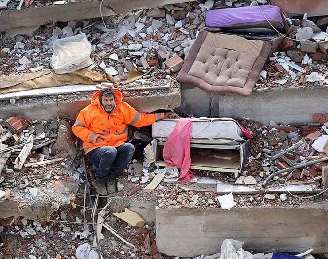 Enkaz altında kalan kızının elini bir an olsun bırakmadı! O fotoğrafı çeken muhabir konuştu: Çocuğunun elinin bırakmıyordu, çok üzülmüştüm, gözlerim doldu 1